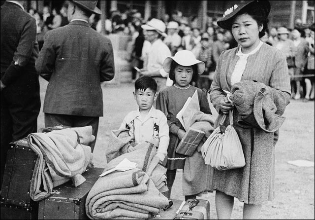 Réinstallation d'une famille japonaise-canadienne dans un camp en Colombie-Britannique
