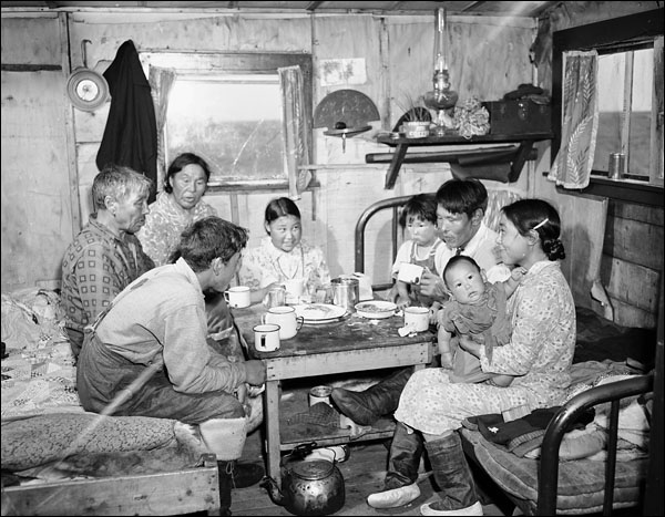Jimmy Gibbons, officier de police Inuit et député GRC, à la maison avec sa famille, Eskimo Point (Territoires du Nord-Ouest)