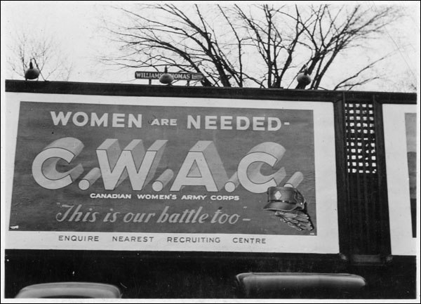 Vue d’un babillard d’extérieur pour le Service féminin de l'Armée canadienne : « Femmes demandées – S.F.A.C. – C’est notre bataille aussi »