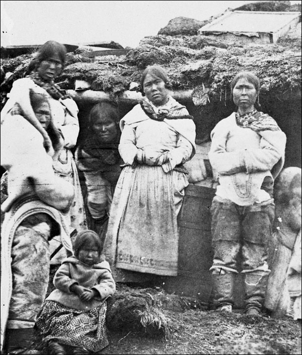 Groupe de femmes et d’enfants Inuit