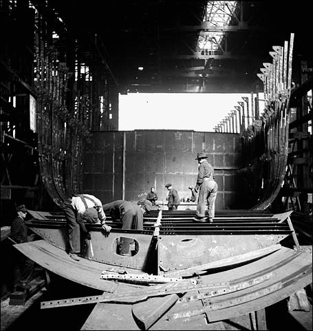 Des ouvriers du chantier naval de la « Canadian Vickers » construisent des compartiments étanches dans le ventre d'un navire
