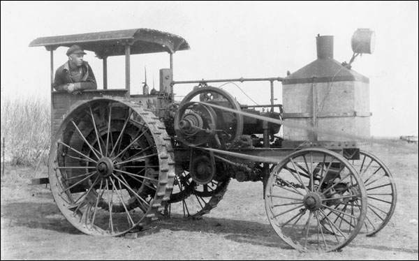 Un tracteur construit par Aug. Soderberg de Weyburn en Saskatchewan, avec des morceaux récupérés d’autres tracteurs