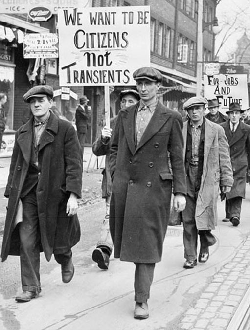 Membres de la Single Men's Unemployed Association se dirigeant vers l'Église unie de la rue Bathurst, Toronto, Ont., 1930