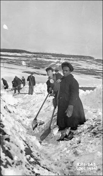Ouvriers aeusant un cauiveau Sur Les terraines D'entrainement de la garrisson, en regardeant veis L'est, December 1934