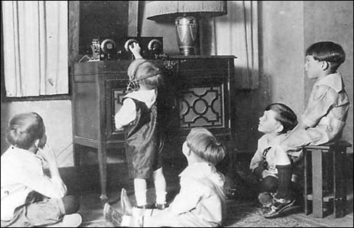 Les enfants écoutent la radio, Calgary, Alberta, durant les années 20