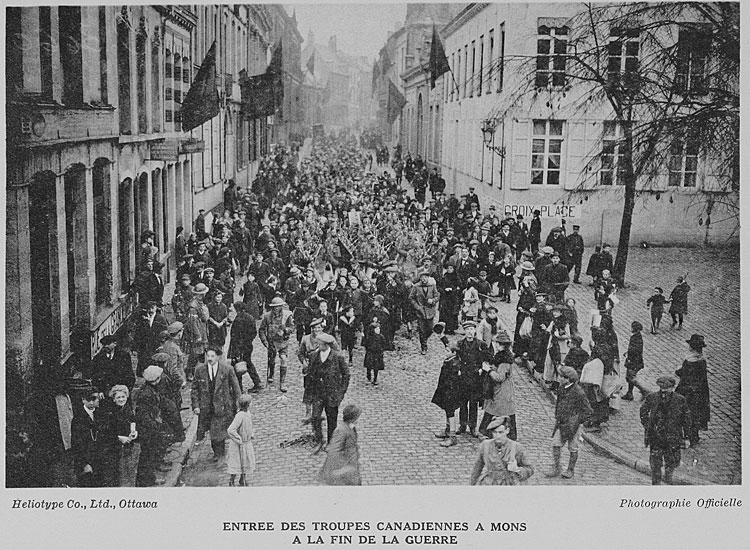 Entrée des troupes canadiennes à Mona à la fin de la Guerre